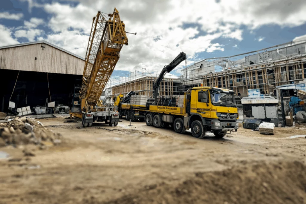 Kranabbau auf der Baustelle des Neubaus der Firma Schmidmeier