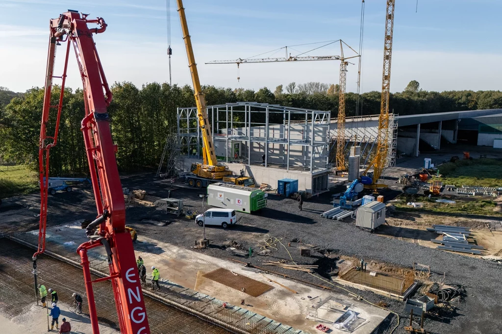 Einheben der einzelnen Komponenten (Feuerungsbox, Sattdampfkessel, Kamin) der Anlage der Entsorgungsgesellschaft Steinfurt in Saerbeck durch die Firma Schmidmeier