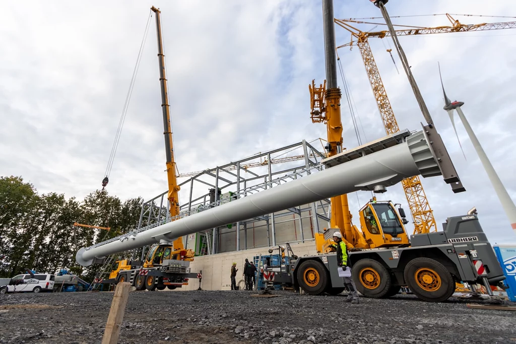 Einheben der einzelnen Komponenten (Feuerungsbox, Sattdampfkessel, Kamin) der Anlage der Entsorgungsgesellschaft Steinfurt in Saerbeck durch die Firma Schmidmeier