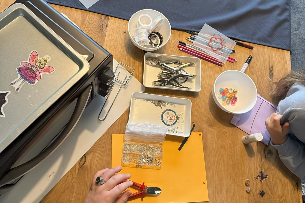 diverse Utensilien für das Upcycling von Schmuck