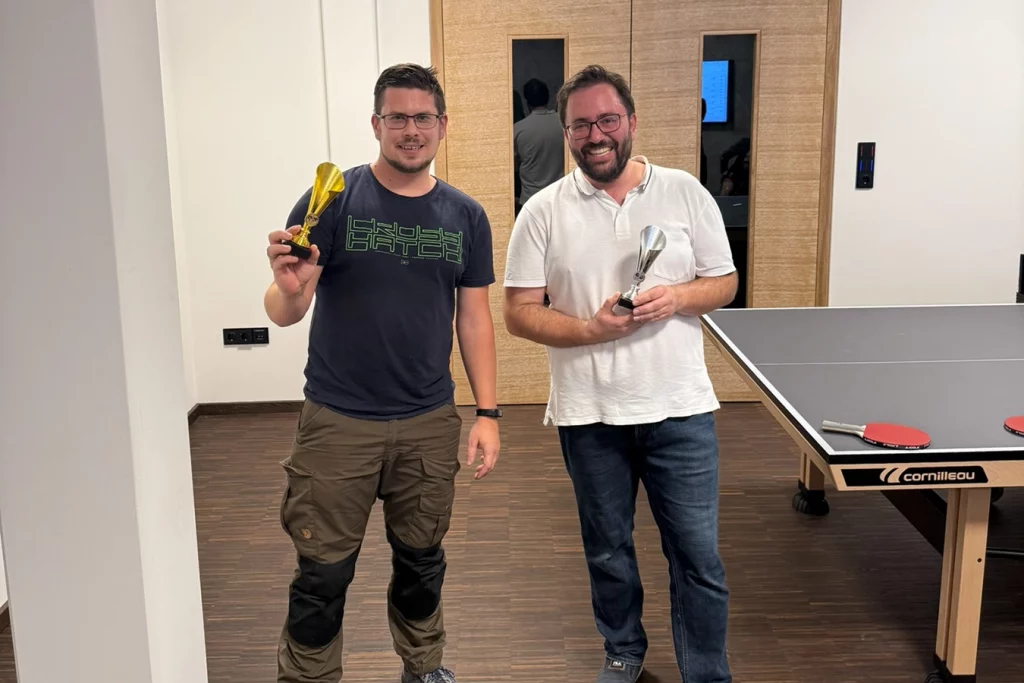 Die beiden Sieger des Tischtennis Turniers mit den Trophäen in der Hand