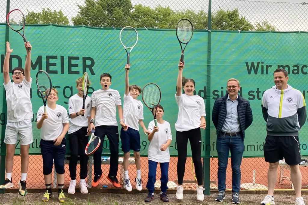 Gruppenbild mit den Kindern der Jugend-Tennisabteilung in Zeitlarn zusammen mit dem Trainer und Ferdinand Schmidmeier