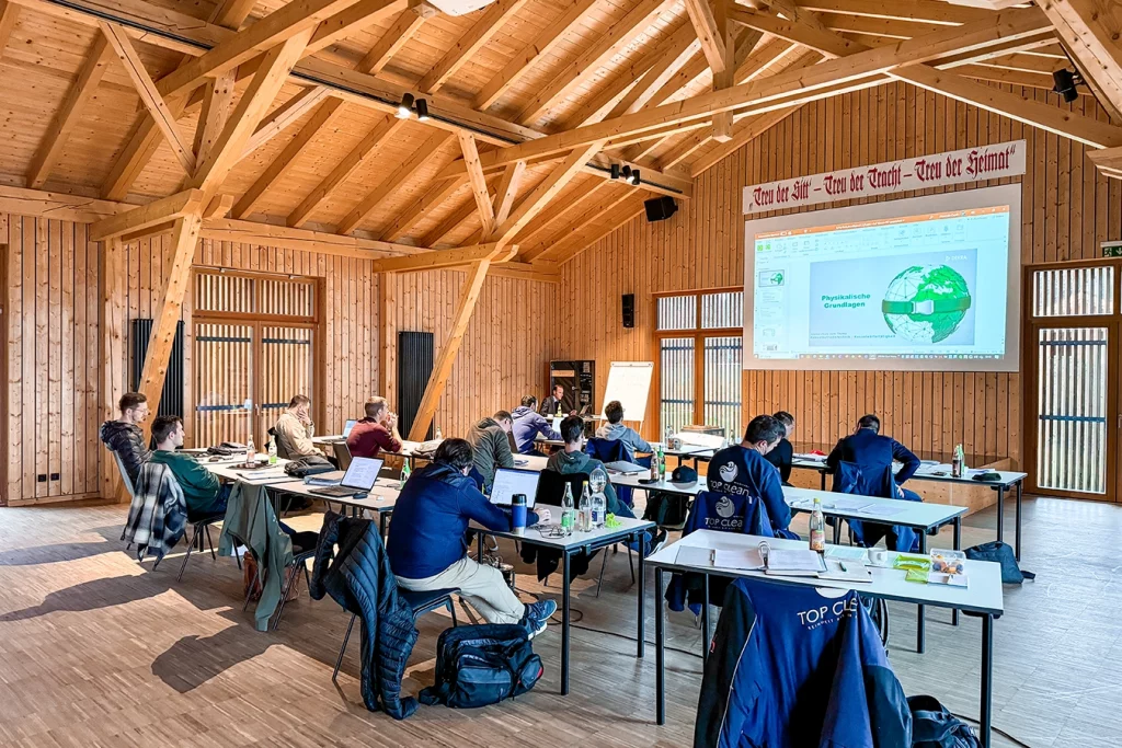 Aufnahme der Teilnehmer der Weiterbildung, während sie das Material durcharbeiten