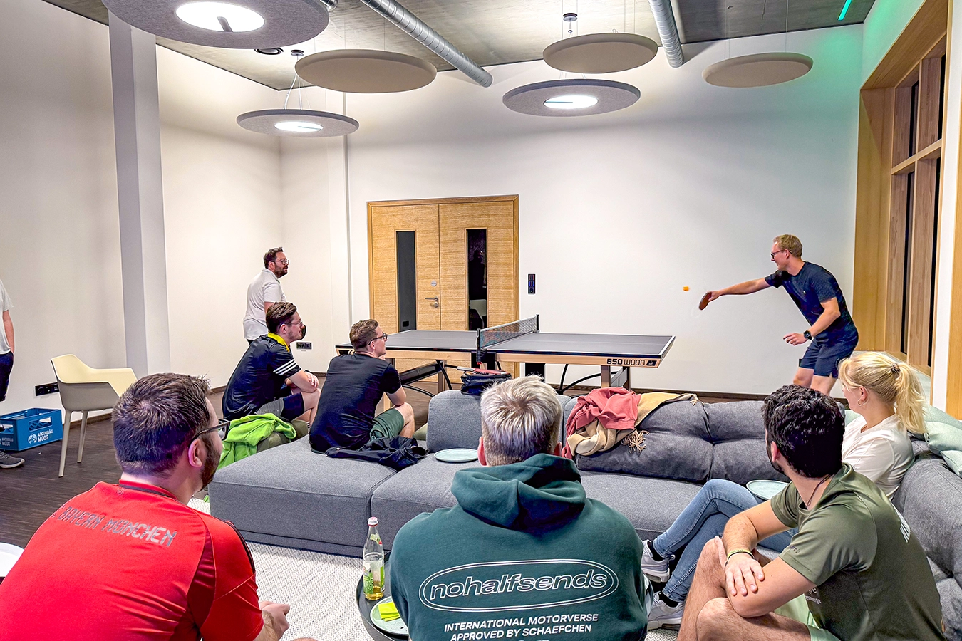 Zwei Spieler an der Platte, die beim Turnier gegeneinander angetreten sind