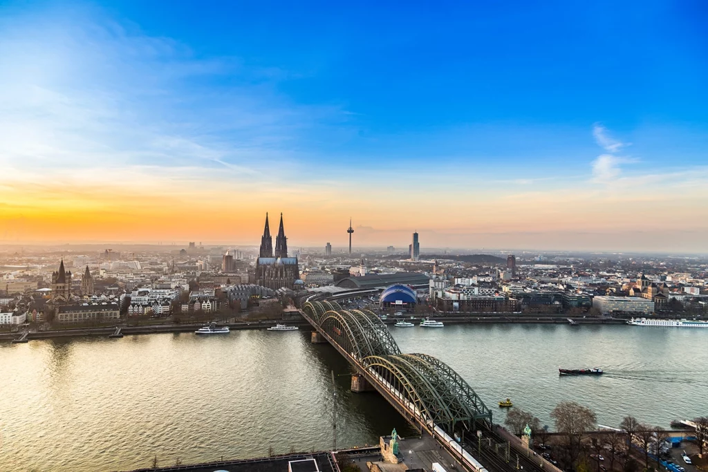 Aufnahme von Köln mit blau-orangem Himmel