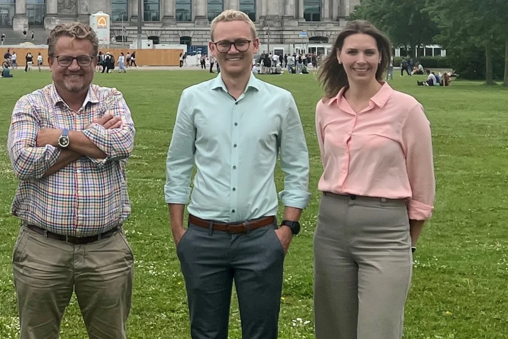 Thomas und Ferdinand Schmidmeier zusammen mit Anna-Marlen Vöcking, ihrer neuen Verstärkung im Hauptstadtbüro