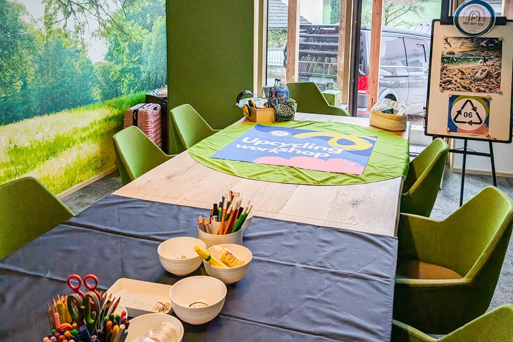 Tisch gedeckt mit Mal- und Bastelutensilien für einen Upcycling Workshop mit Kindern