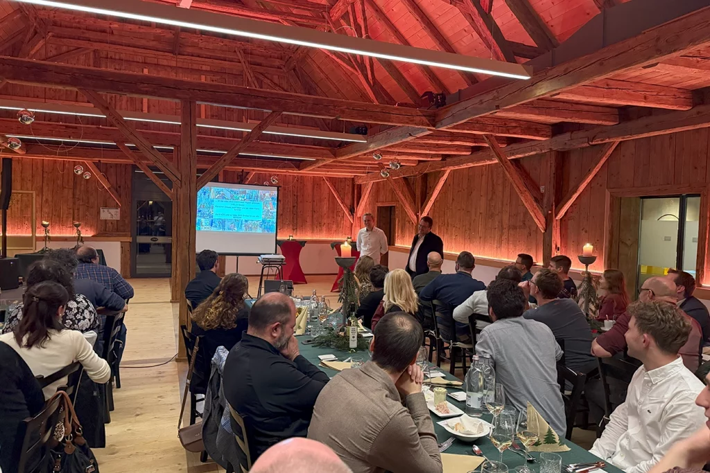 Weihnachtsfeier in der Walba. Präsentation über den Jahresrückblick durch die Geschäftsführer Thomas und Ferdinand Schmidmeier