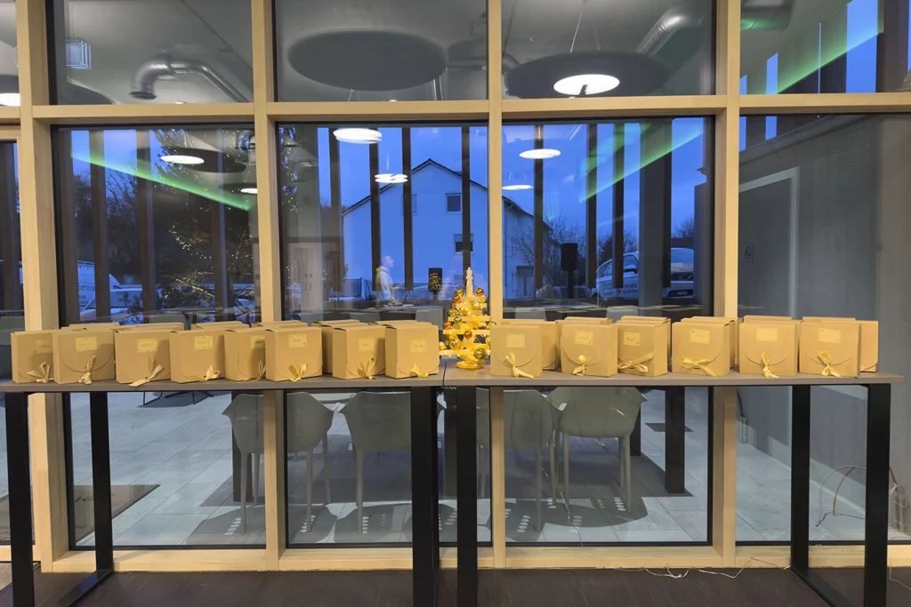 Weihnachtsgeschenke für das gesamte Team der Firma Schmidmeier stehen auf einem Tisch