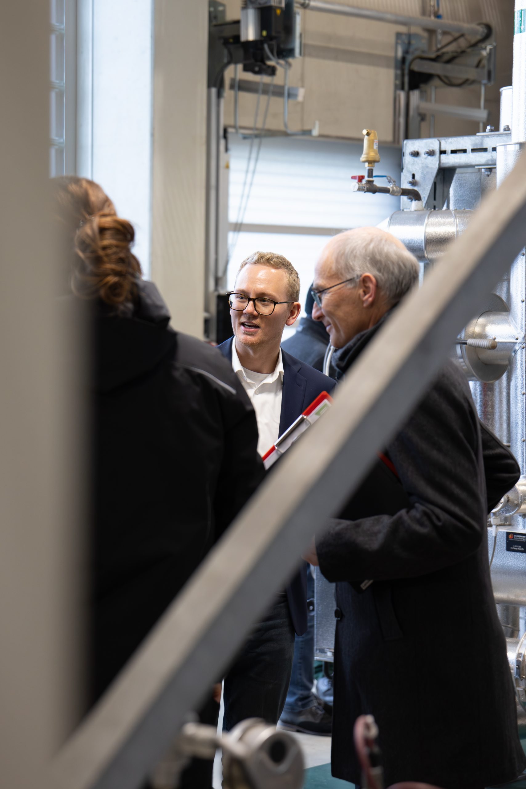 Geschäftsführer Ferdinand Schmidmeier und zwei weitere Personen sind auf dem Foto zu sehen.