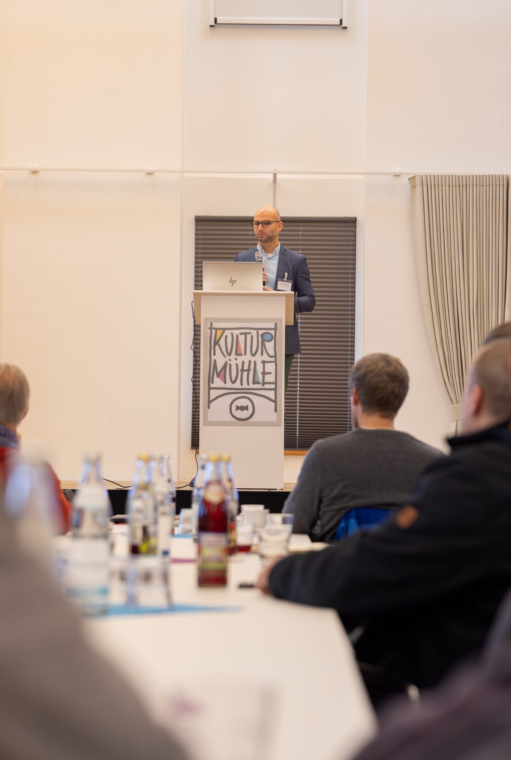 Eine Person, wahrscheinlich von C.A.R.M.E.N.) hält einen Vortrag.