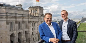 Thomas und Ferdinand Schmidmeier vor dem deutschen Bundestag in Berlin