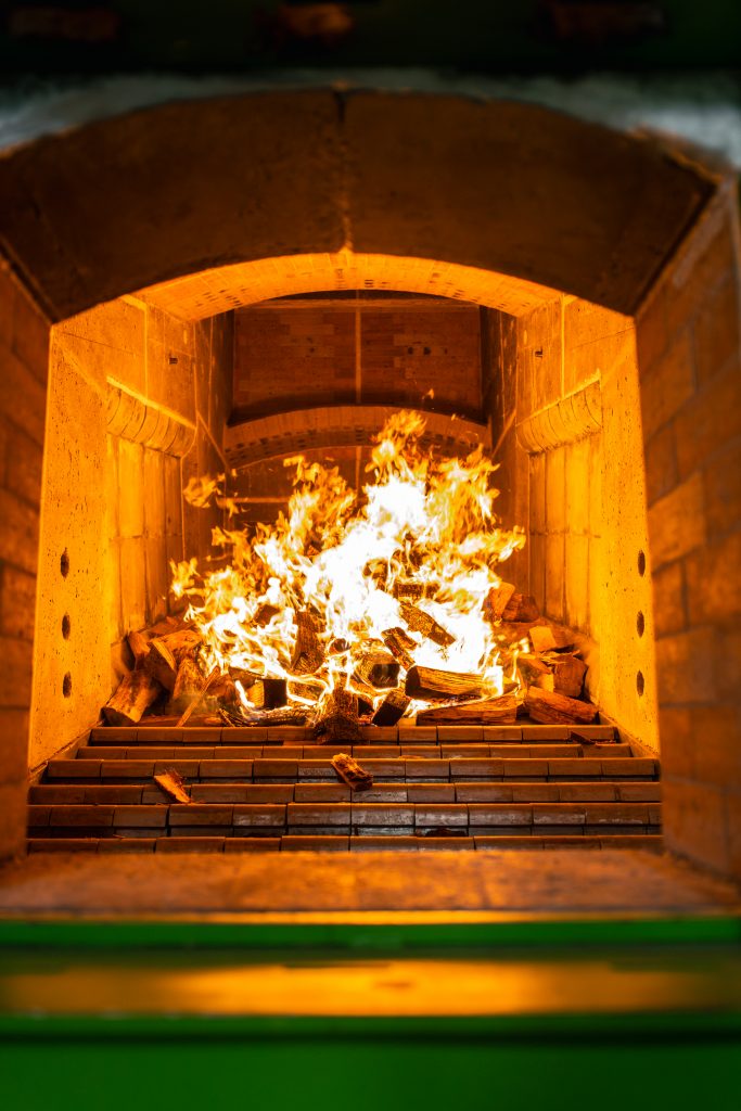 Holzstücke brennen im Ofen.