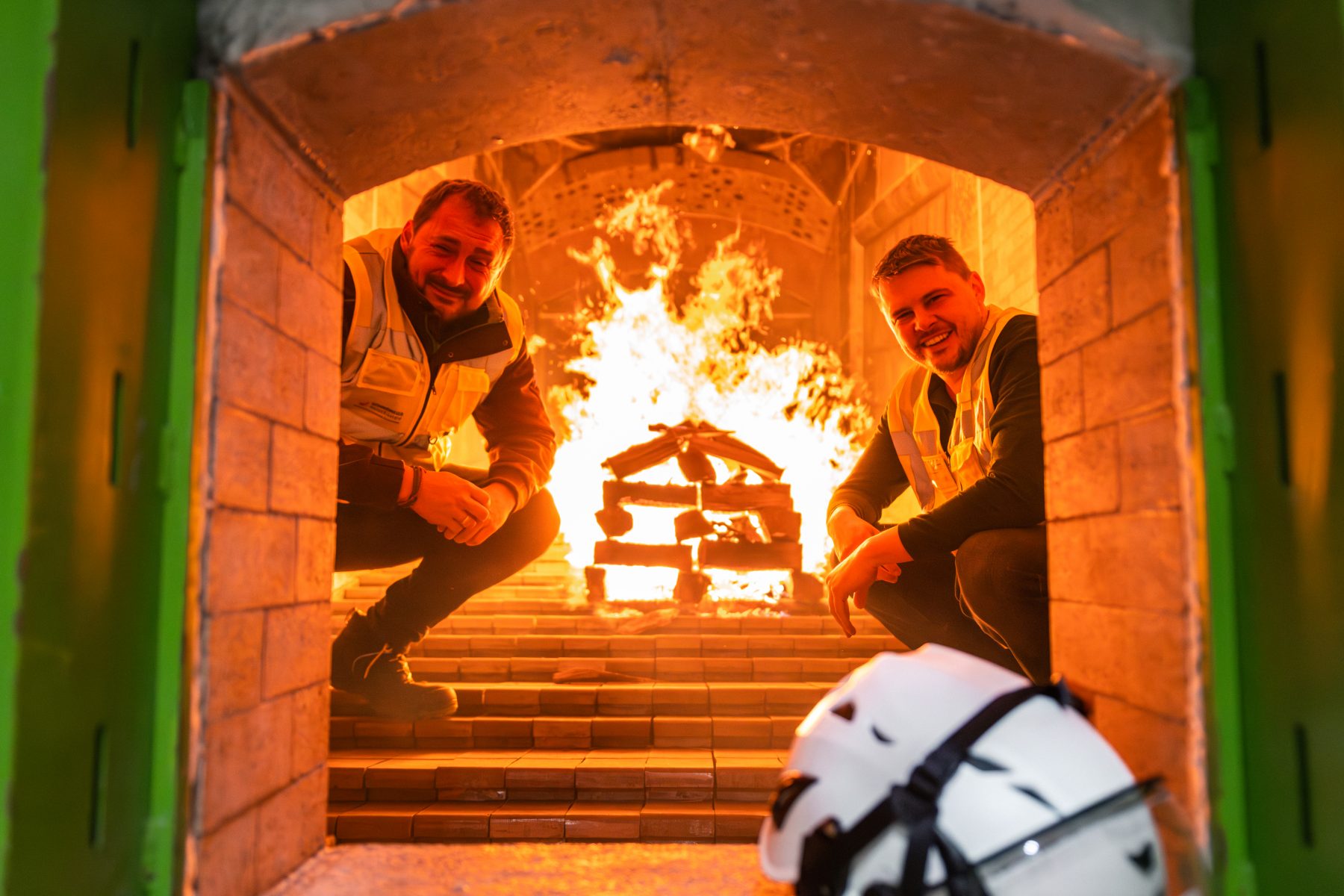 Zwei Projektingenieure der Schmidmeier NaturEnergie im Feuerraum bei Avangard in Bremen