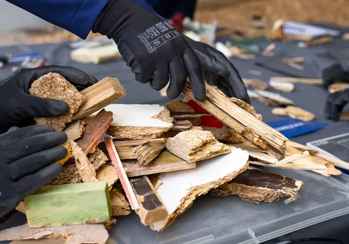 Zu sehen sind die Hände der Teilnehmenden , die die Alt-Holzschnitte zusammenlegen