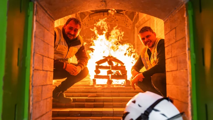 Zwei Projektingenieure der Schmidmeier NaturEnergie im Feuerraum bei Avangard in Bremen