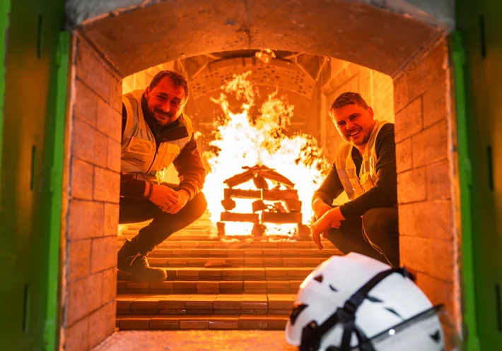 Zwei Projektingenieure der Schmidmeier NaturEnergie im Feuerraum bei Avangard in Bremen