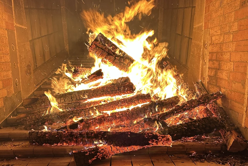 Brennendes Holz im Feuerraum einer Biomasseanlage.