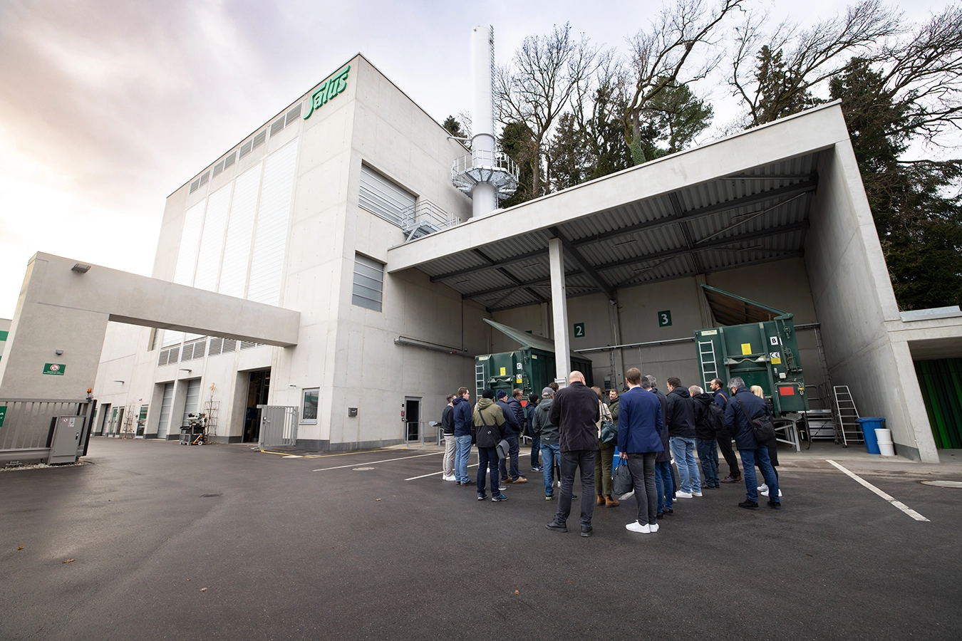 Carmen besichtigt die Biomasseanlage in Bruckmühl bei Salus.