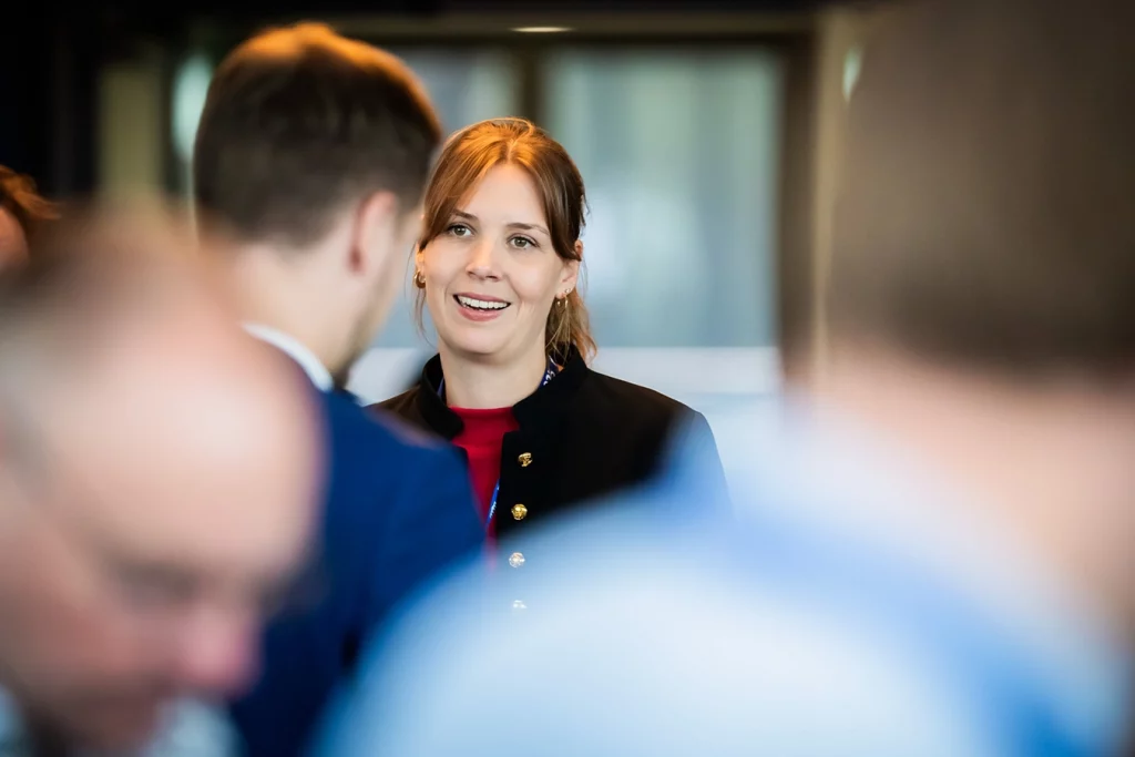 Mitarbeiterin Anna-Marlen Vöcking auf dem Altholztag 2025 in Berlin.