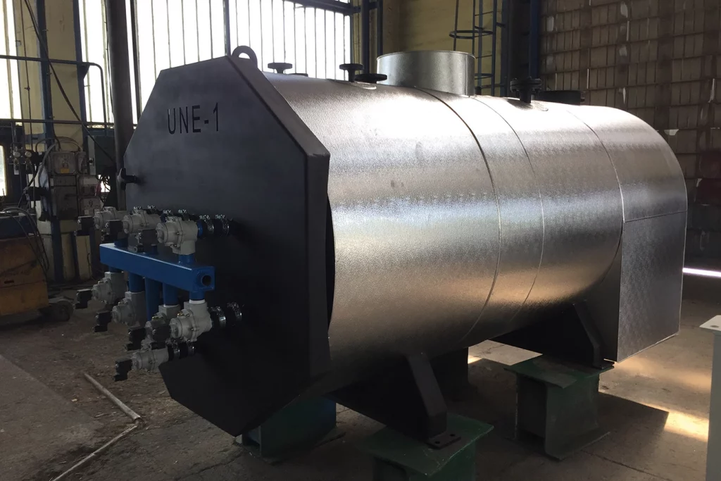 Biomasse-Dampfkessel bei der Firma Kaiser GmbH für die Herstellung von Biofutter. Sie wurde von der Schmidmeier NaturEnergie gebaut.