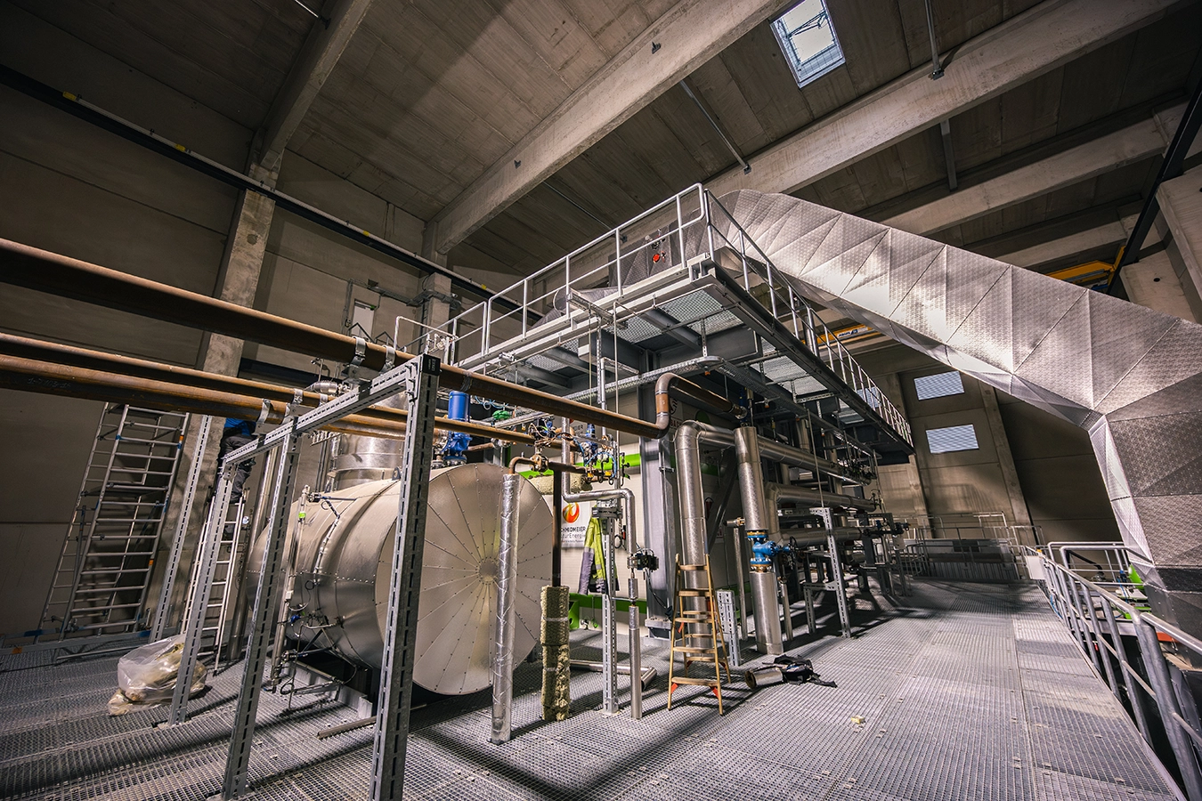 Der Innenraum einer Biomasseanlage in Bremen. Man erkennt verschiedenste Metallkonstruktionen die Kessel und Rohre Stabilität verleihen.