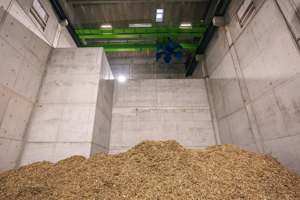 Innenansicht des Brennstofflagers im Biomasseheizkraftwerk bei Avangard Malz in Bremen