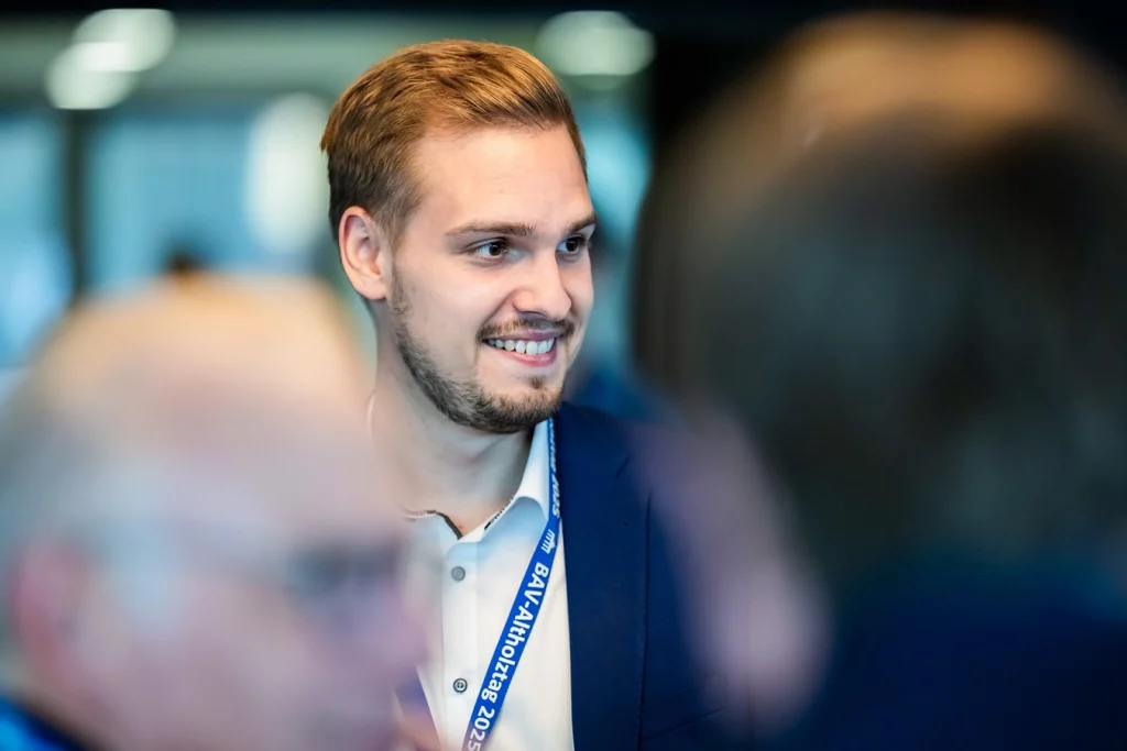 Mitarbeiter David Dluhosch auf dem Altholztag 2025 in Berlin.