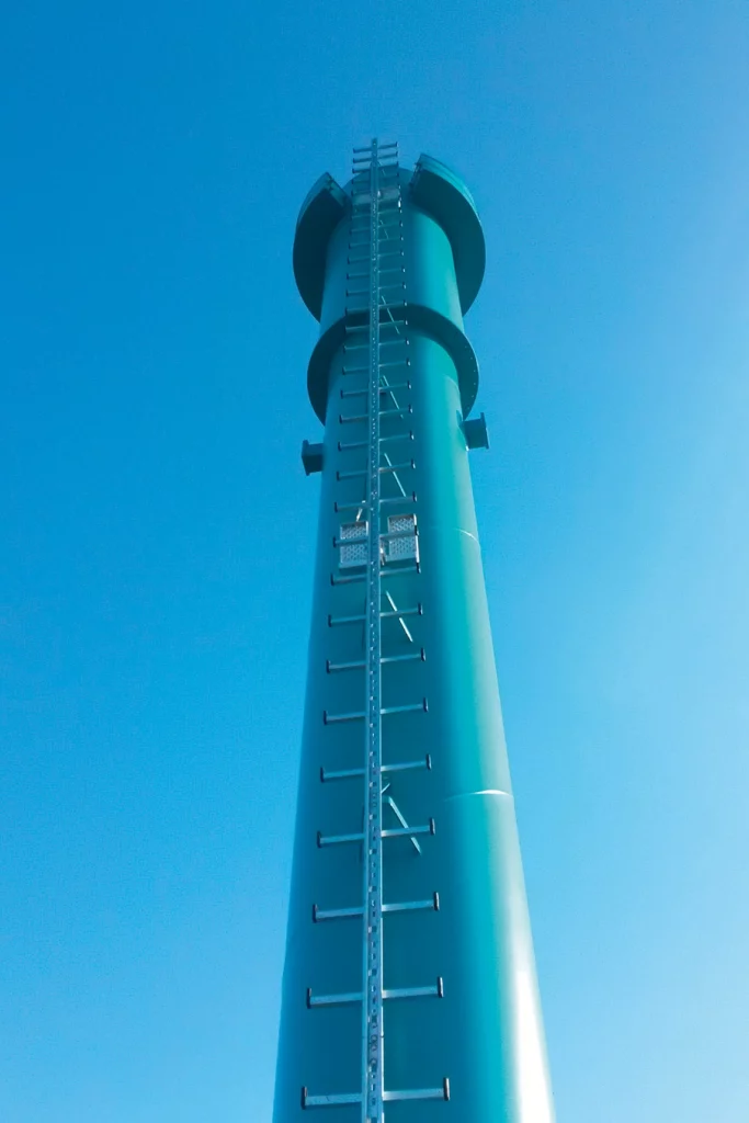 Sechs Meter hoher Einbrennofen der Gebrauchtholz-Anlage bei der Firma Multicolor