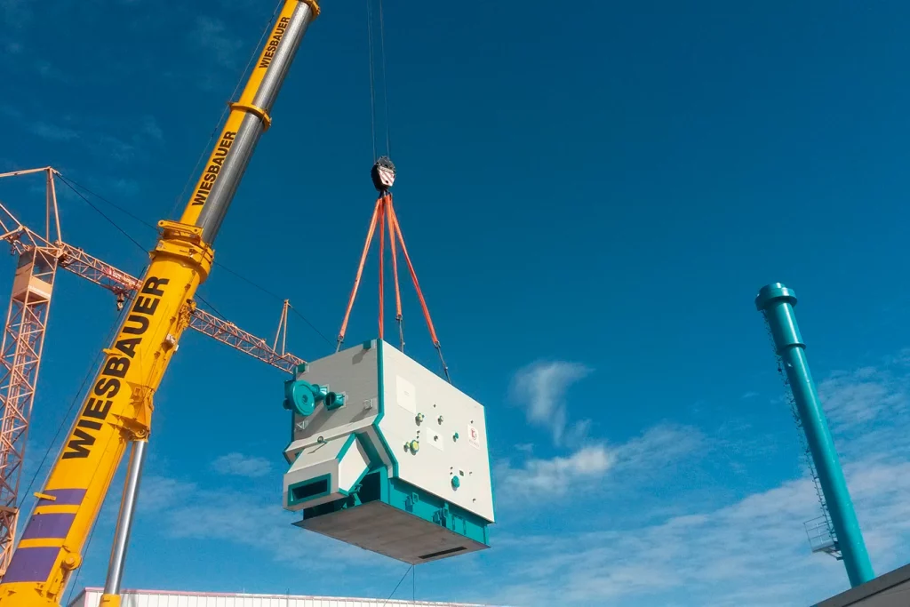 Einheben der Gebrauchtholz-Anlage durch einen Kran