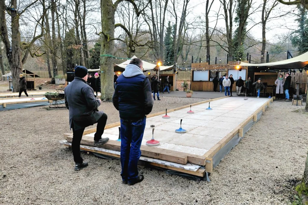 Mitarbeiter der Schmidmeier NaturEnergie beim Eisstockschießen an der Weihnachtsfeier.