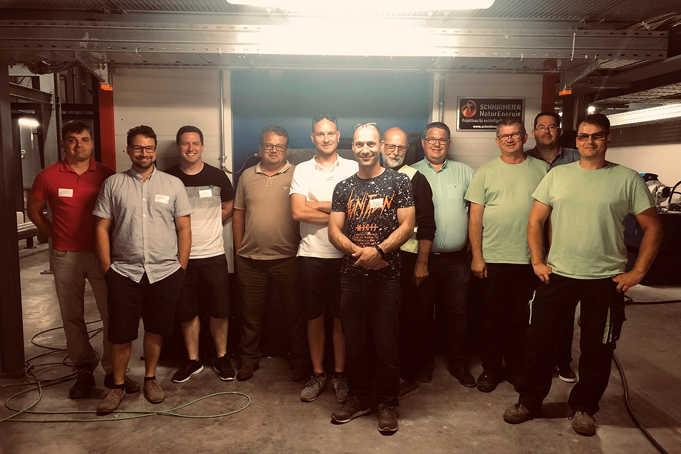 Gruppenbild der Kunden der Firma Schmidmeier zusammen mit Geschäftsführer Thomas Schmidmeier auf der Gebrauchtholzschulung