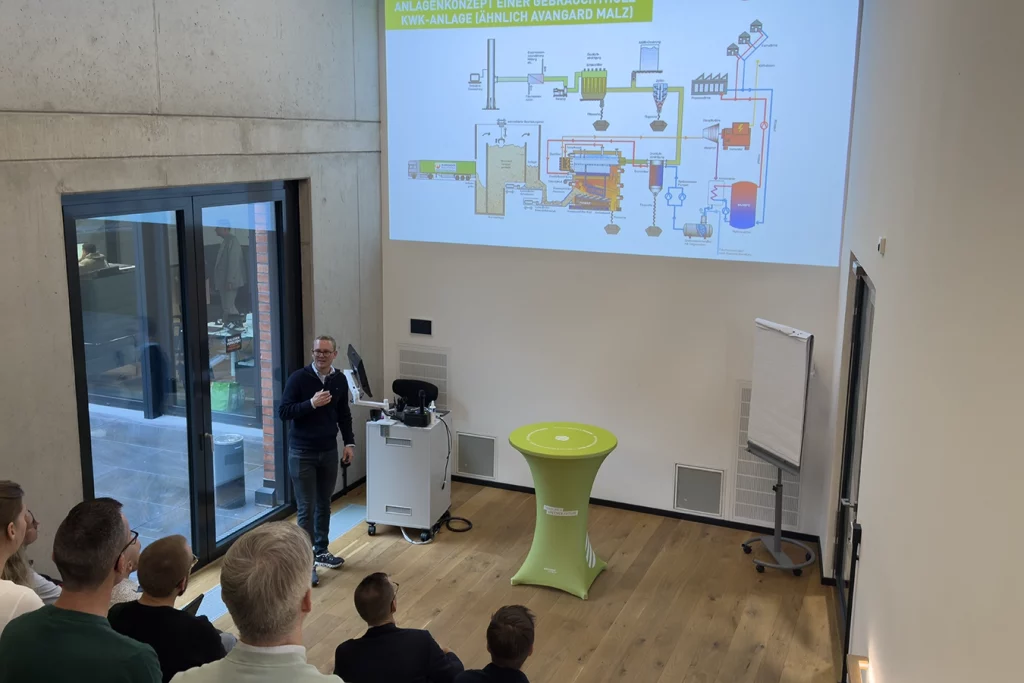 Geschäftsführer Ferdinand Schmidmeier hält vor der Jungen Gruppe einen Vortrag über die Biomasseanlage in Bremen.