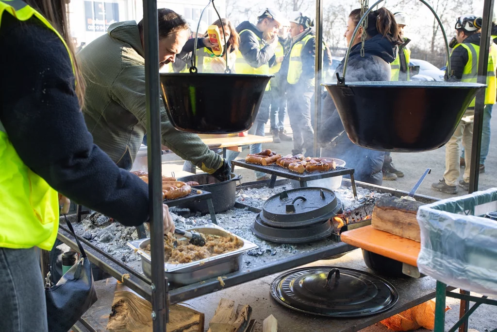 Mitarbeiter der Schmidmeier NaturEnergie beim Grillen an der Weihnachtsfeier.