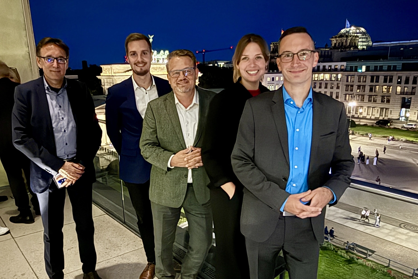 Gruppenbild auf dem Altholztag in Berlin mit folgenden Personen (von links nach rechts): Pete Heuer, David Dluhosch, Thomas Schmidmeier, Anna-Marlen Vöcking, Gerrit Kettel.