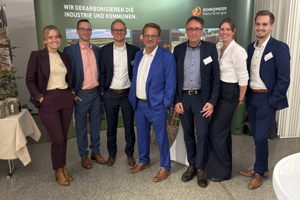 Gruppenbild auf dem Fachkongress Holzenergie 2025. Folgende Personen sind von links nach rechts abgebildet: Theresa Schmidmeier, Gerrit Kettel, Ferdinand Schmidmeier, Thomas Schmidmeier, Pete Heuer, Anna-Marlen Vöcking und David Dluhosch.