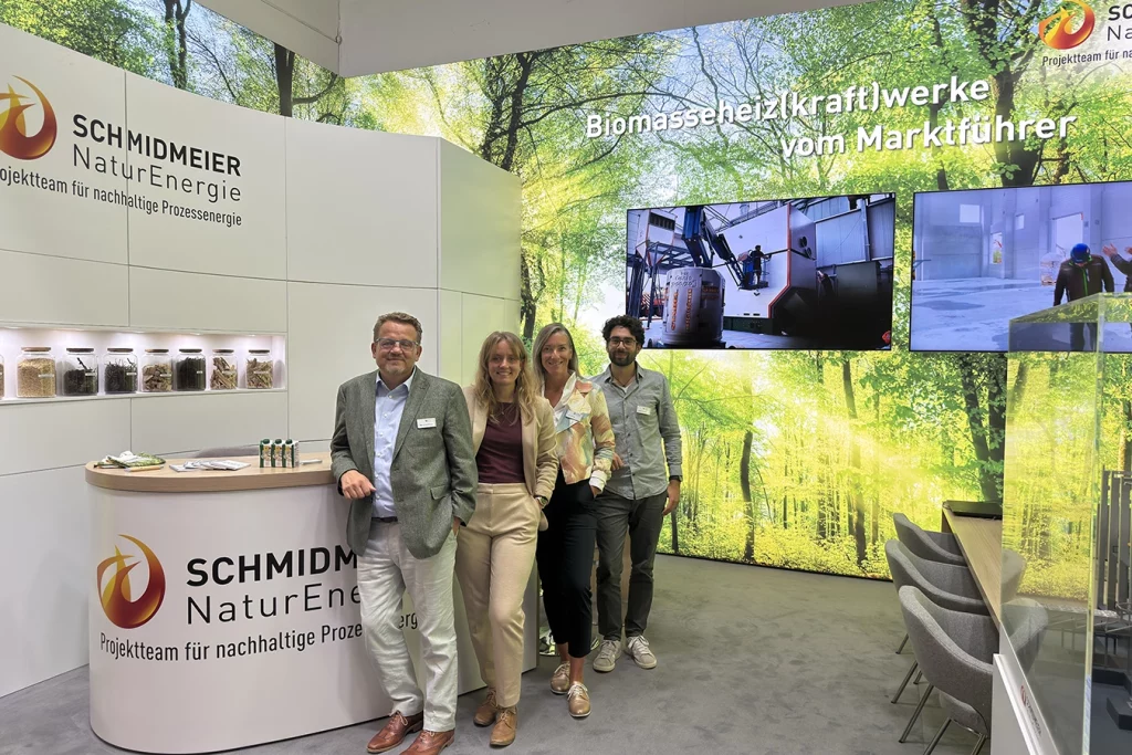 Gruppenfoto auf der drinktec Messe in München mit folgenden Personen (von links nach rechts): Thomas Schmidmeier, Theresa Schmidmeier, Sabine Marchl, Bastian Schäffler.