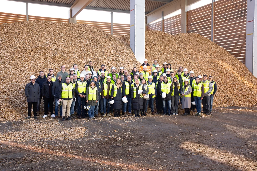Gruppenbild des Teams der Schmidmeier NaturEnergie bei einer Anlage. Sie tragen alle Schutzhelme und Warnwesten.