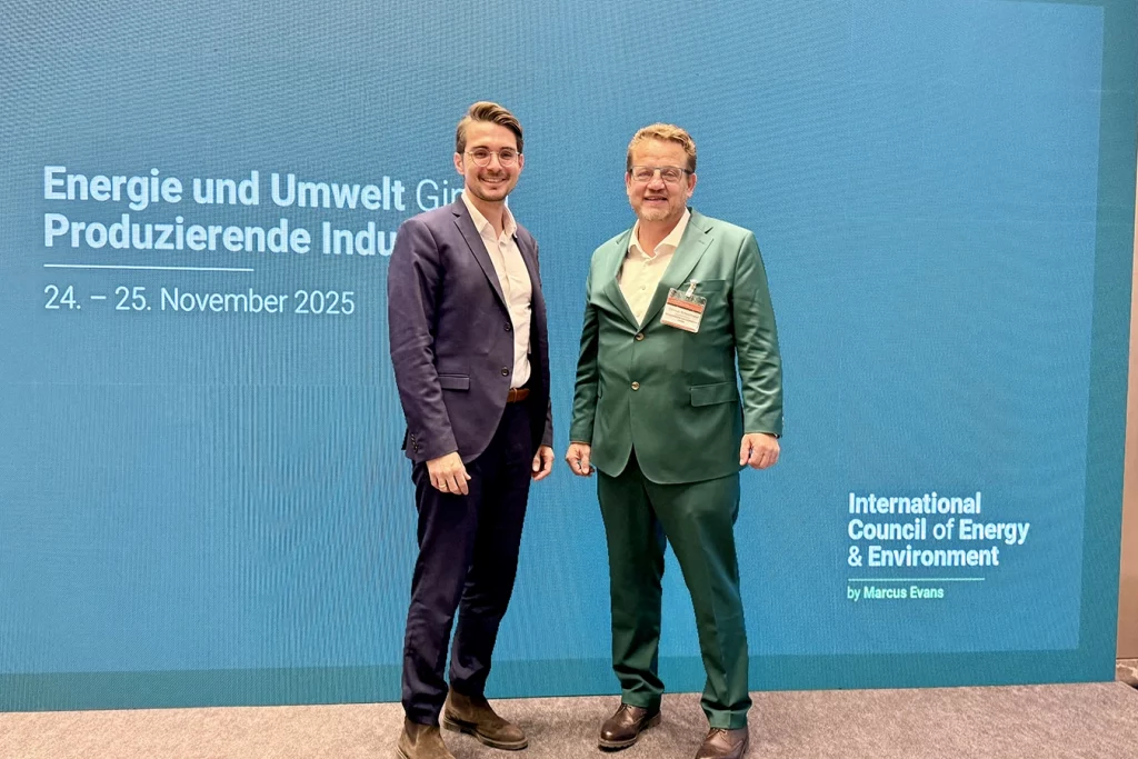 Dr. Bernd Weber (links) und Thomas Schmidmeier (rechts) auf dem ICEE Energie- und Umweltgipfel.
