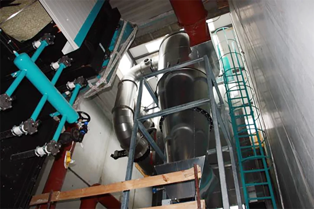 Innenansicht der Gebrauchtholz-Anlage der Firma Multicolor