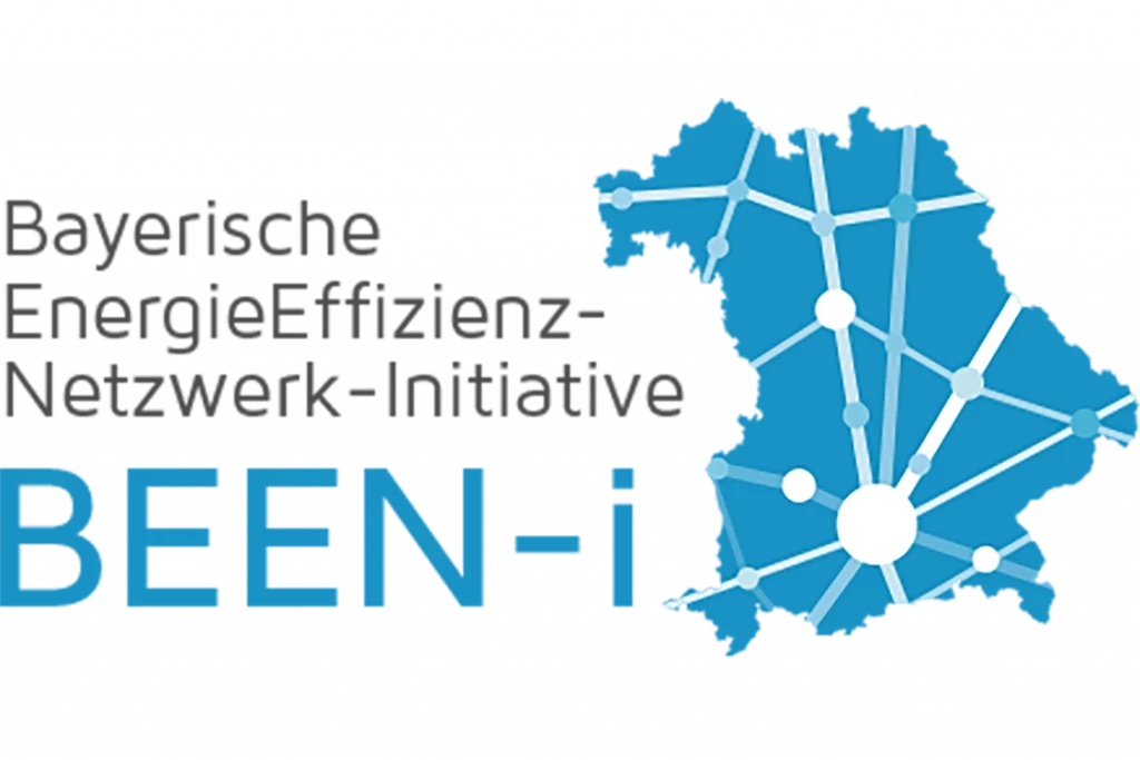 Logo der Bayerischen EnergieEffizienz-Netzwerk-Initiative (BEEN-i) in schwarzer und blauer Schrift. Daneben ist Bayern in blau abgebildet.