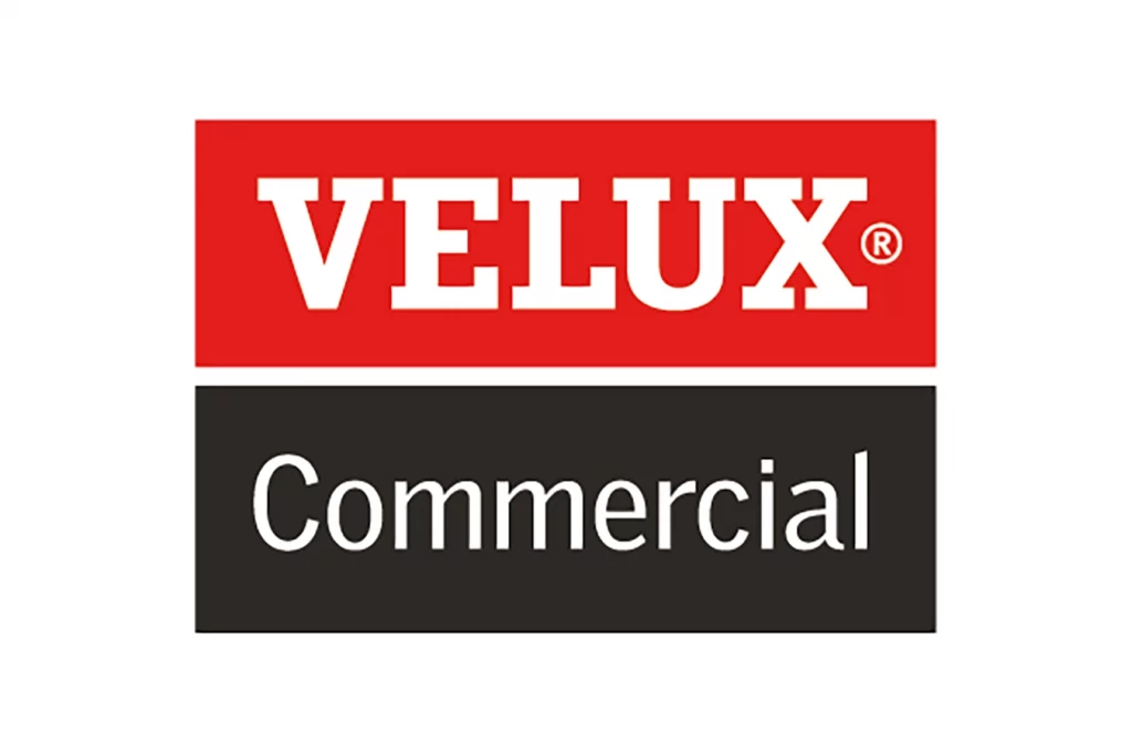 Logo der Firma Velux in weißer Schrift auf rotem Hintergrund. Darunter steht Commercial in weißer Schrift auf schwarzem Hintergrund.