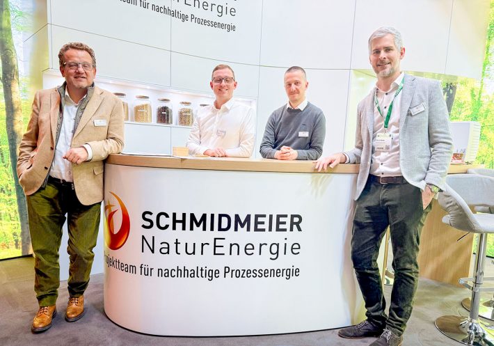 Gruppenfoto Team Schmidmeier am Messestand der IPM 2026