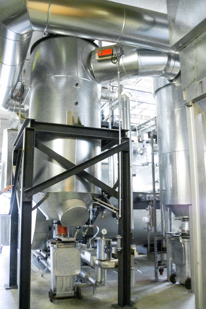 Ansicht der Anlage in Burgau von innen mit massiven Rohrleitungen.