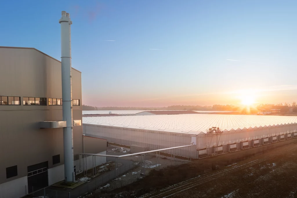 Biomasseanlage und Gewächshaus vor Sonnenuntergang in Feulersdorf