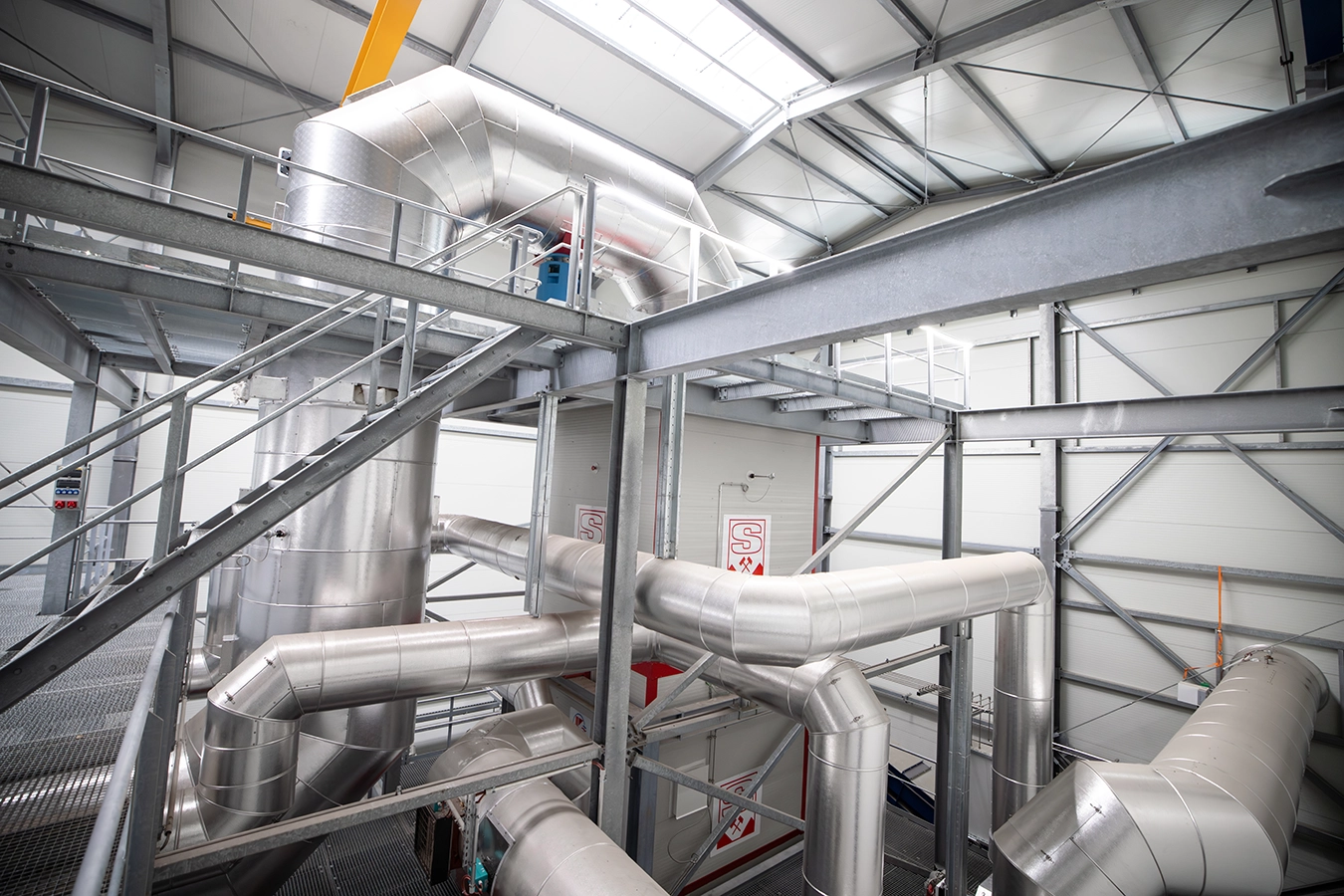 Ansicht des Anlage von innen. Massive Rohrleitungen.