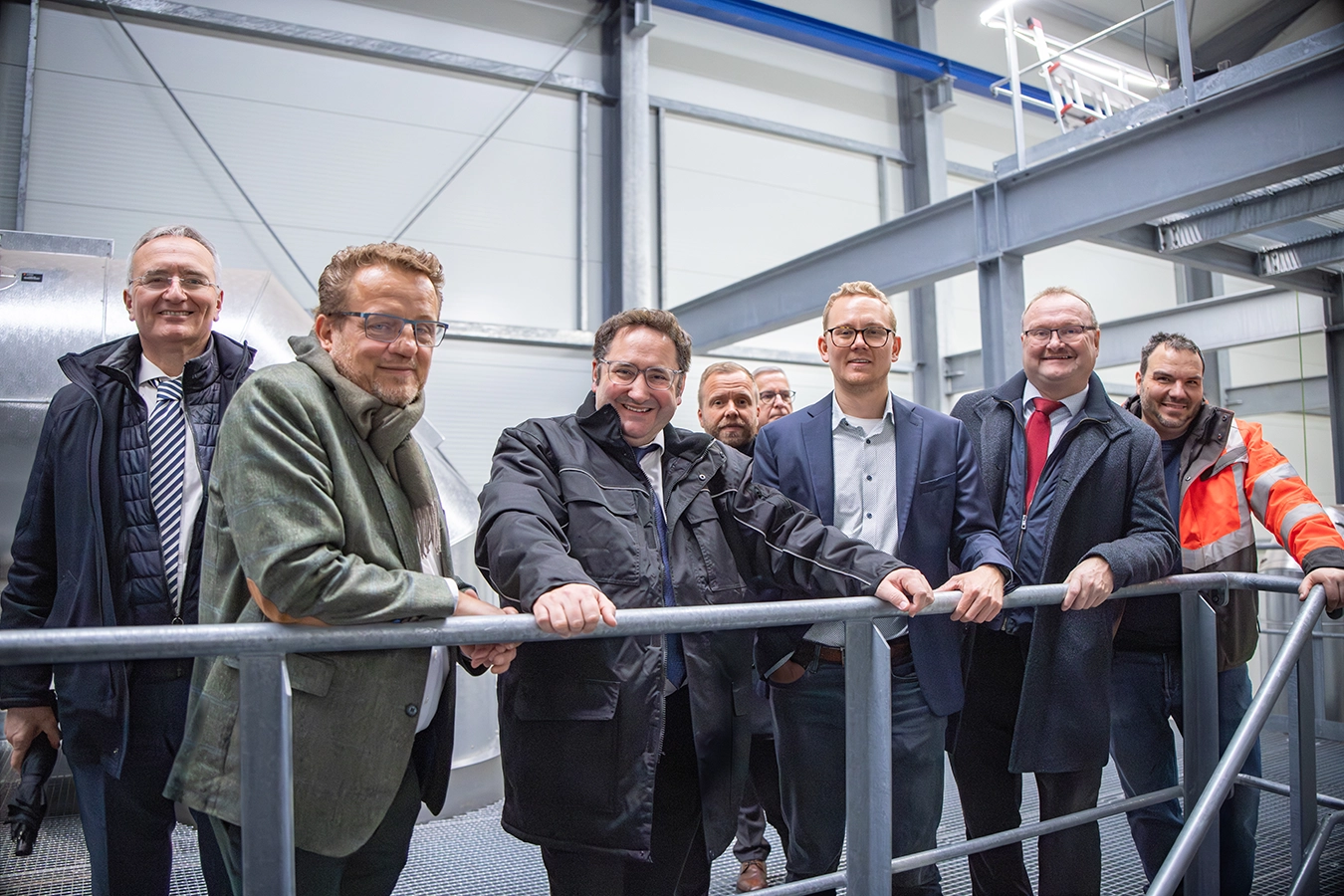 Gruppenbild aus 1. Bürgermeister Uwe König (rechts), Landrat Richard Reisinger (links), Staatssekretär Tobias Gotthardt (mitte) und Geschäftsführer der Schmidmeier NaturEnergie Ferdinand (mitte rechts) und Thomas Schmidmeier (mitte links).