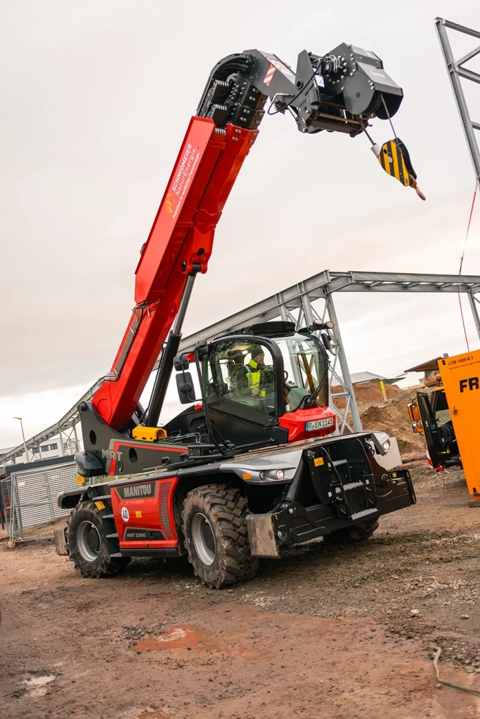 Roter Kran auf Baustelle.