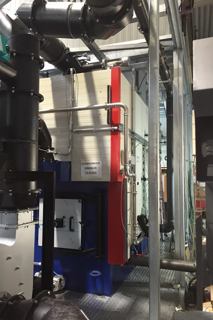 Biomassebefeuerte Dampfanlage von innen. Komponenten und Rohre.