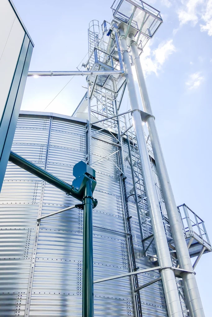 Biomassebefeuerte Prozessdampfanlage in Nistertal. Die Anlage hat eine Art Bottich-Form und ist aus Metall angefertigt.
